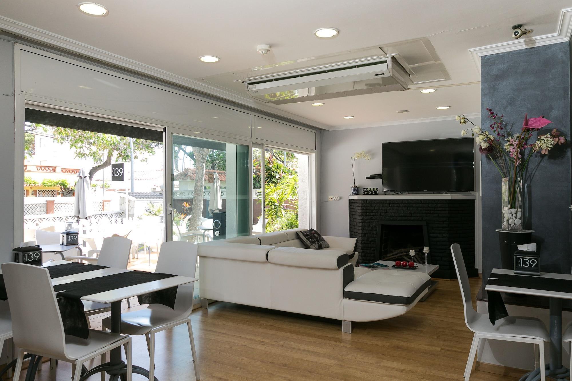 Hotel 139 Castelldefels Kültér fotó